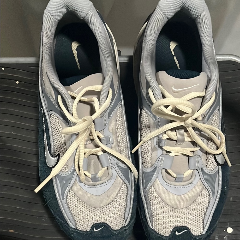 Nike Gray and White Athletic Shoes Modern Design - Picture 5 of 5